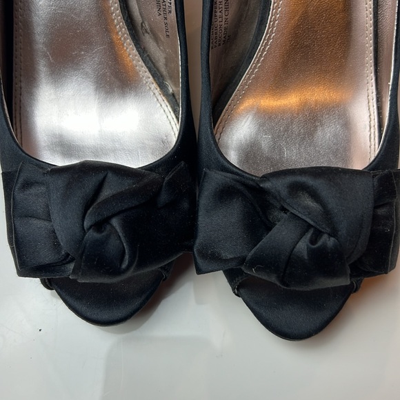 🖤WHITE HOUSE BLACK MARKET BLACK SATIN 4” OPEN TOE HEELS WITH BOW SIZE 7🖤 - Picture 6 of 16
